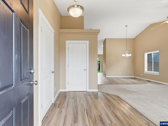 3rd image of 4933 Periwinkle Dr NE