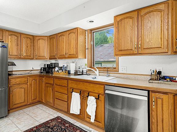 2nd image of 602 37th Ave E