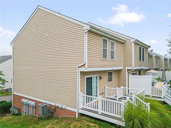 3rd image of 215 Persimmon Ln