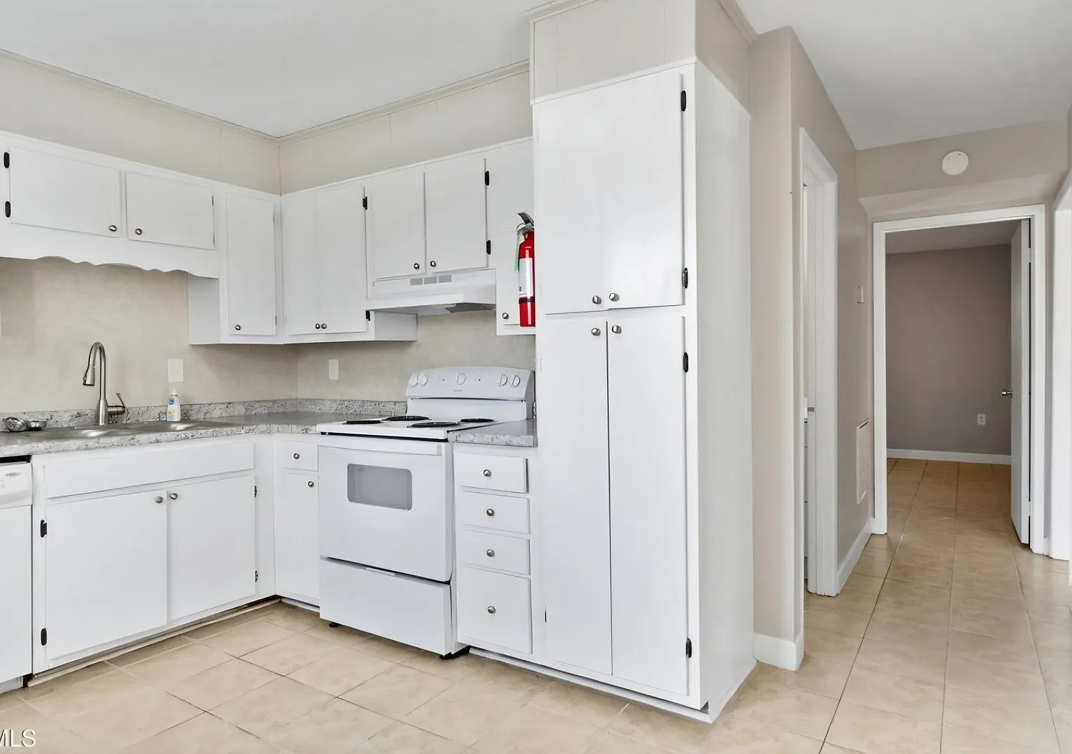 2 Bedroom / 1 Bath One Level Apartment convenient location — Photo 4