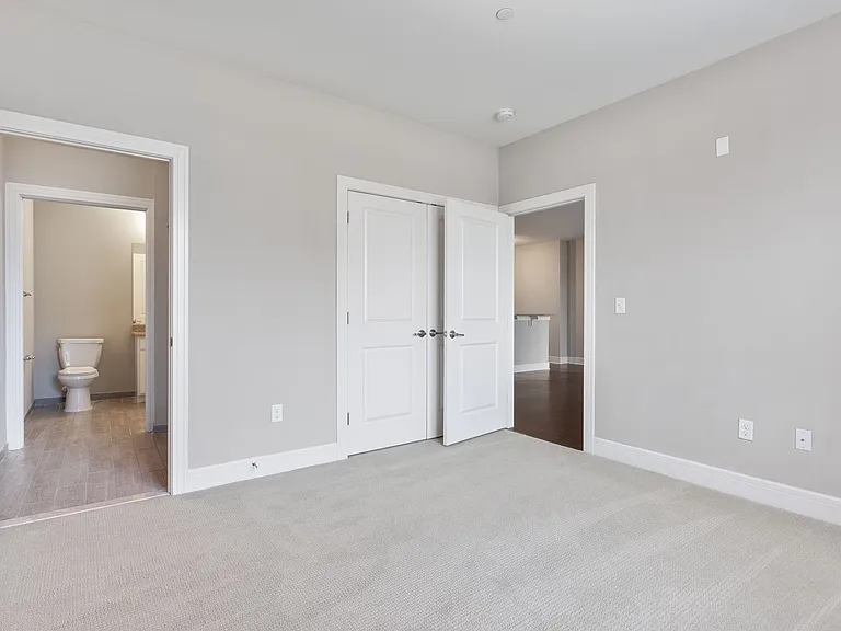 Essex Chase Apartments — Photo 25