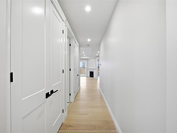 3rd image of 447 Caserta Cres