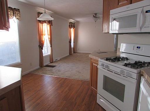 5th image of 7 Lilac Ln