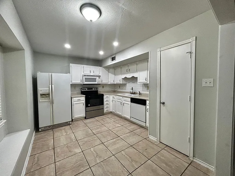 4205 Greencrest Dr — Photo 8