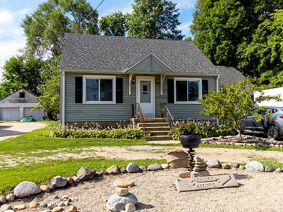 3rd image of 905 E Division St