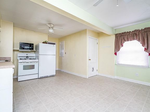 3rd image of 2421 Roosevelt Blvd