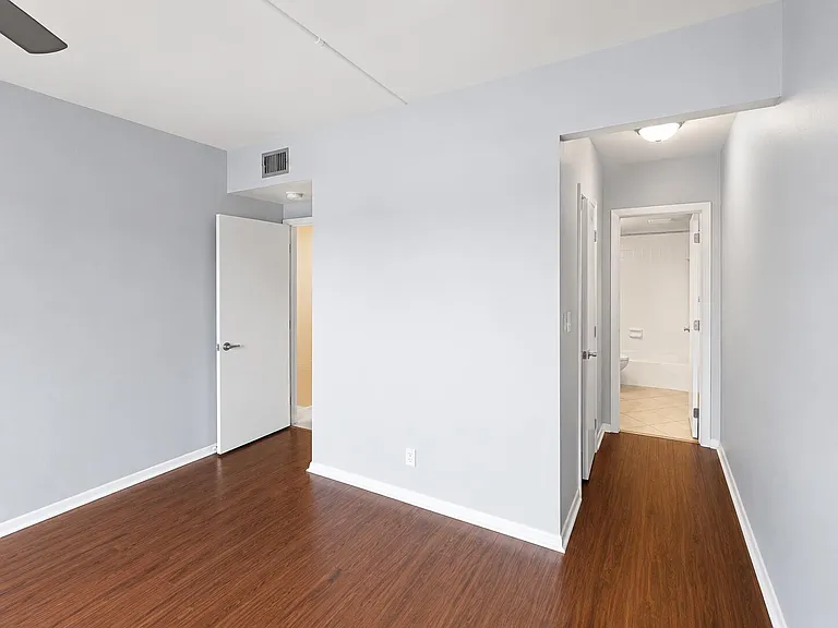 400 N Riverside Dr #505 — Photo 23