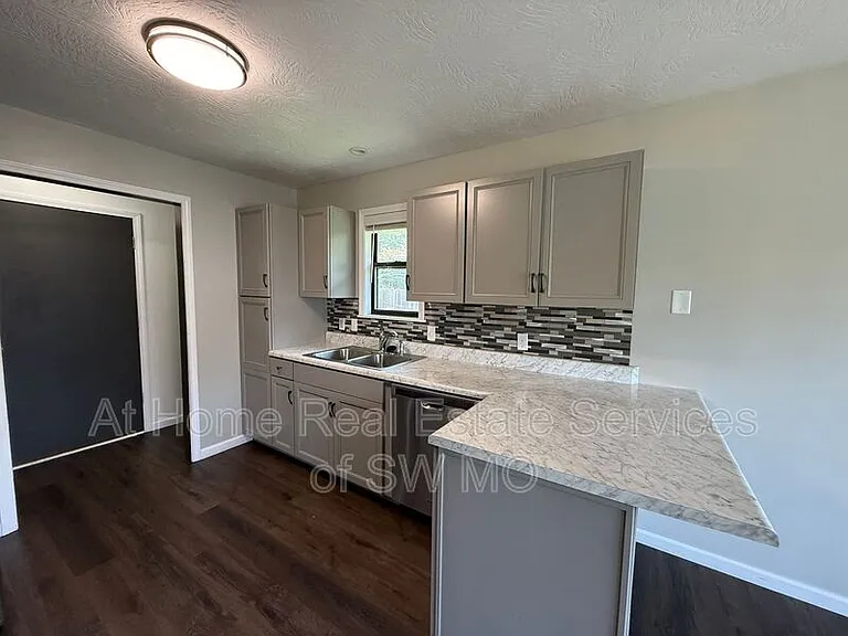 5459 S Jefferson Ave — Photo 5