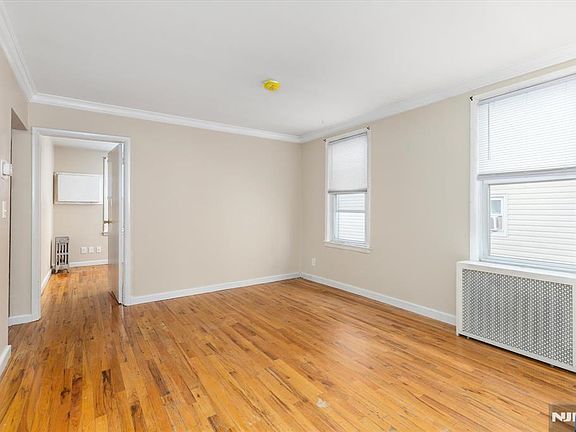 4th image of 7 Edison Pl