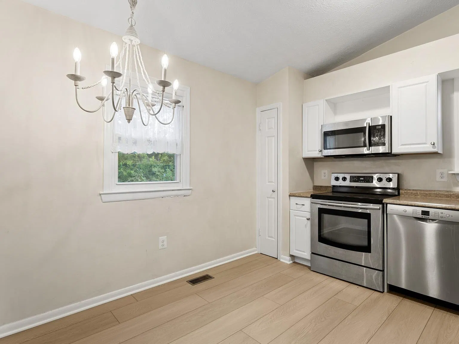 3 bed, 2.0 bath, 1009 sqft, $2,600 — Photo 4
