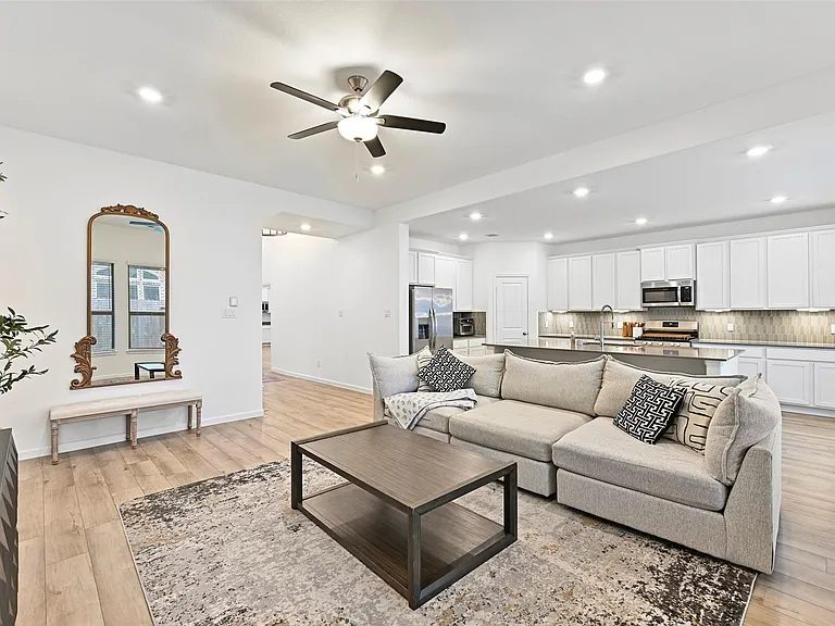 805 Westwood Dr — Photo 4