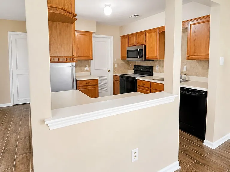 612 Mews Dr — Photo 4