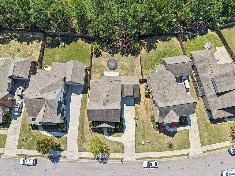 1033 Evan Cir — Photo 17