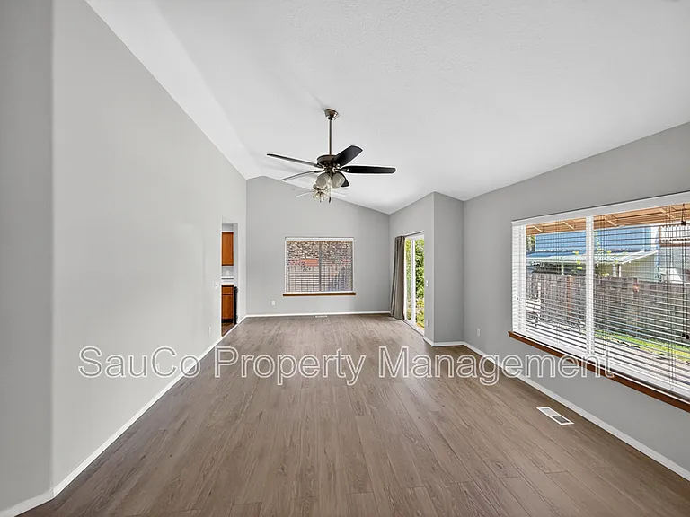 205 NW 8th Ct — Photo 4