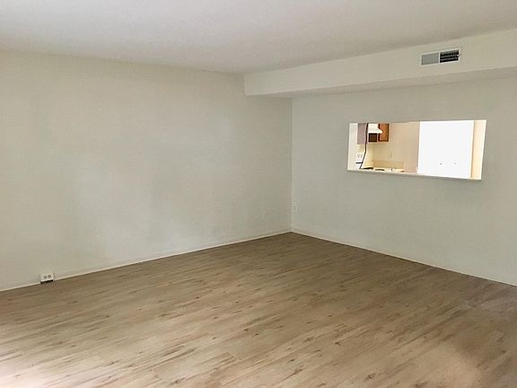 LIving room - view 1