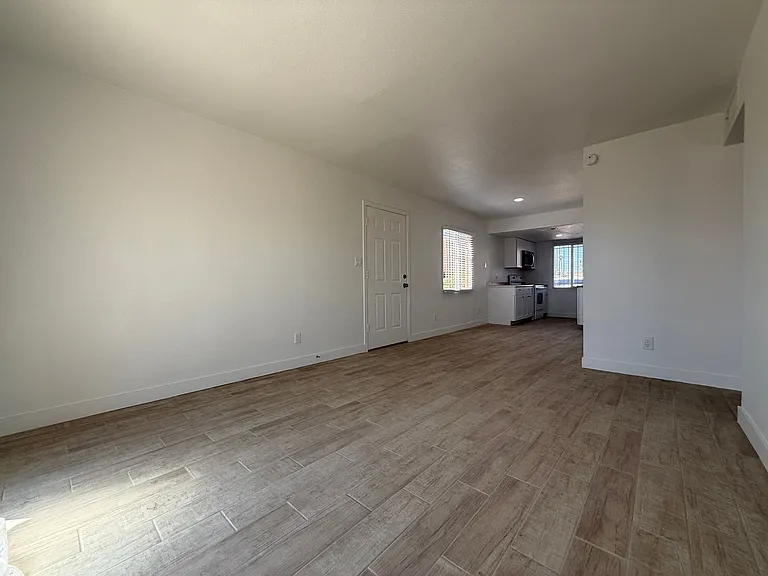 4035 S 45th Pl — Photo 3