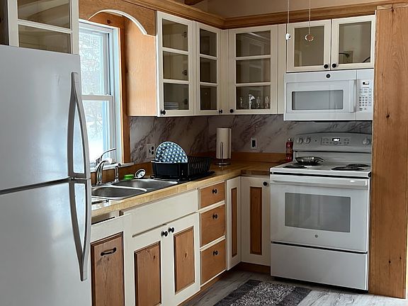 0pen kitchen/completed w/appliances.