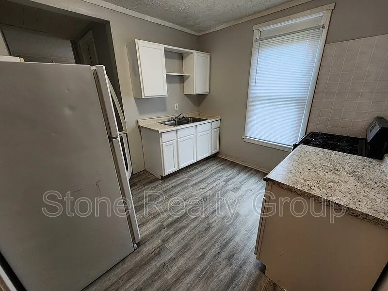 2 bed, 1.0 bath, $650 — Photo 4