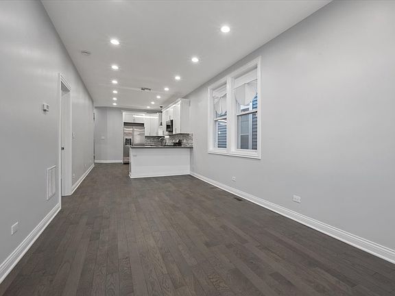 4th image of 4161 S Wells St
