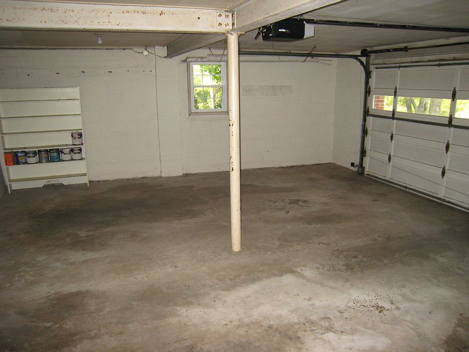 Garage - 2 .5 car