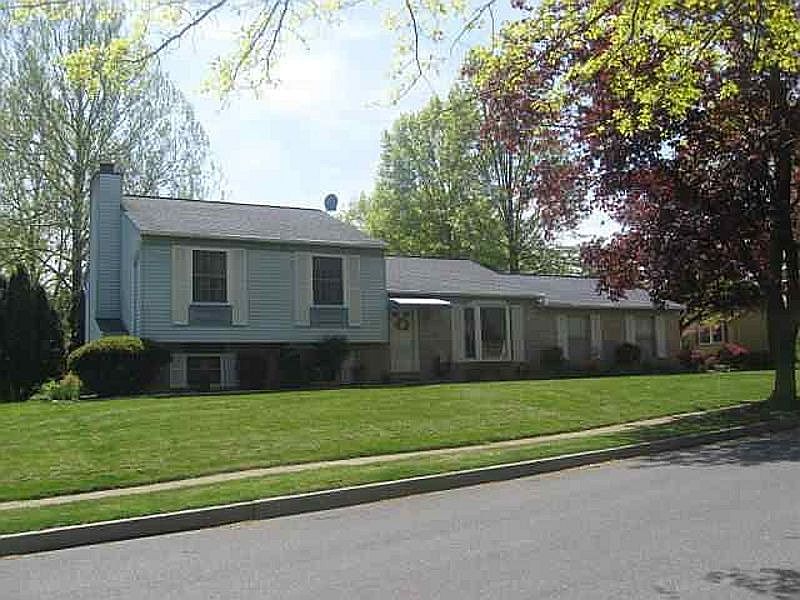 2nd image of 824 Briarwood Ln