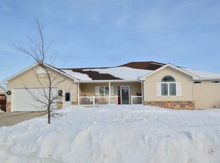 704 Stewart Dr, Aberdeen, SD 57401