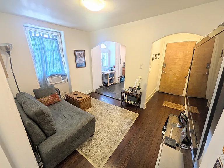 1914 Spring Garden St #4R — Photo 1