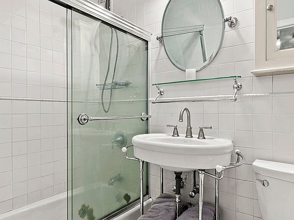 5th image of 440 E 62nd St APT 17A