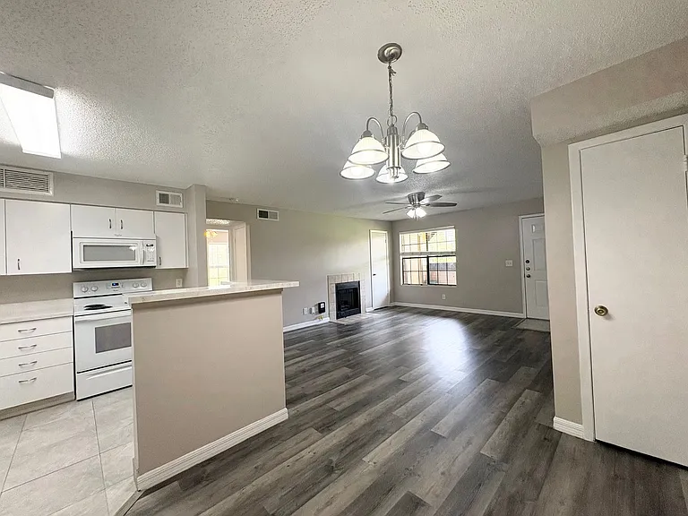 380 Lakepointe Dr #204 — Photo 8