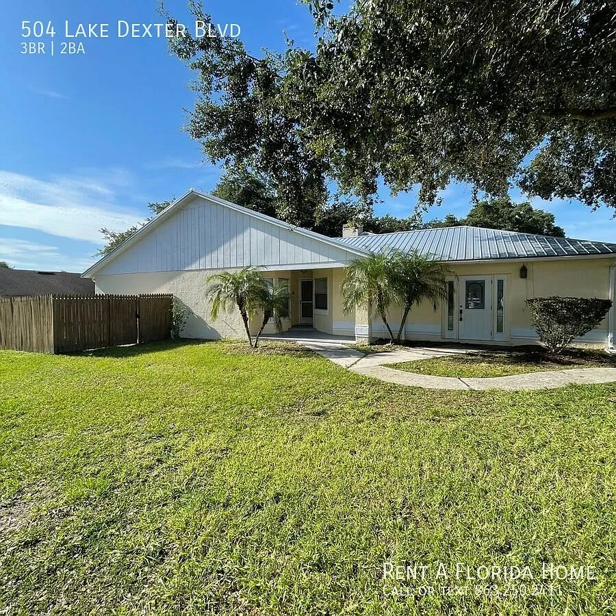 Charming and Picturesque! Pet friendly! Fully Fenced Yard! — Photo 1