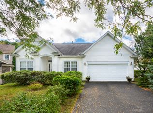 108 N Crooked Lake Ln, Lindenhurst, IL 60046