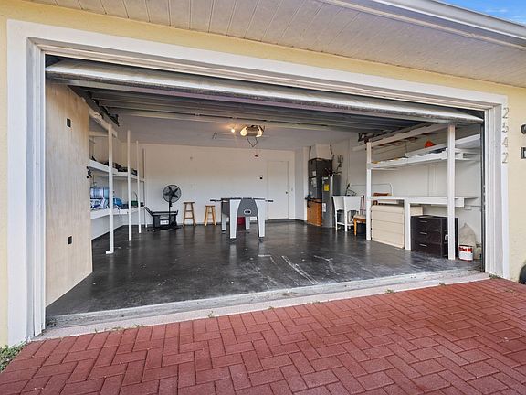 4th image of 2542 SW Kensington St