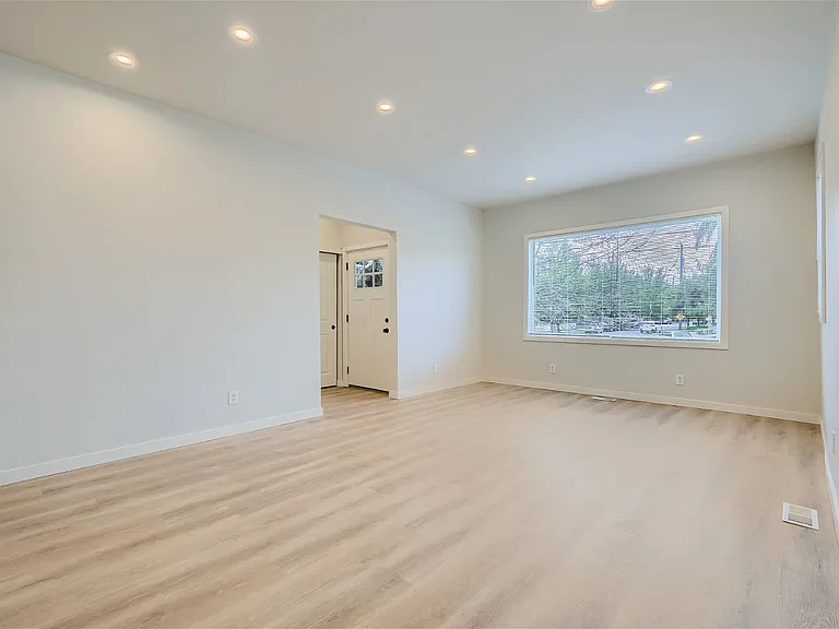 1704 S Hanford St — Photo 12