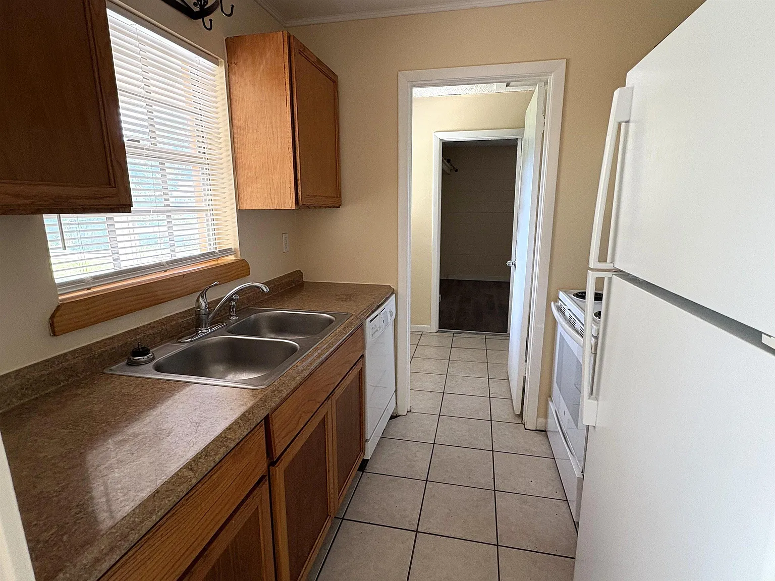 3 bed, 1.5 bath, 1272 sqft, $1,600 — Photo 4