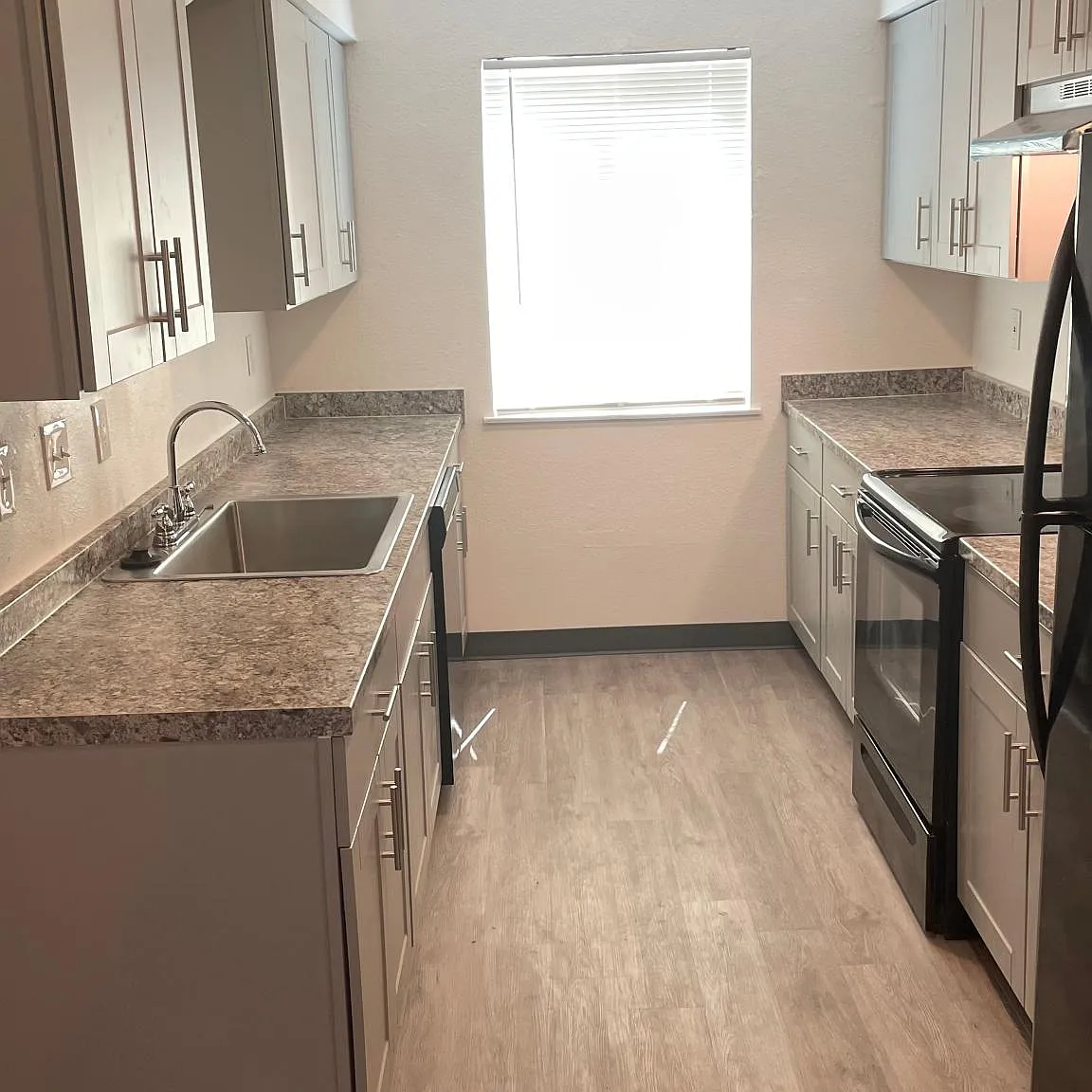 3 bed, 920 sqft, $1,825 — Photo 2