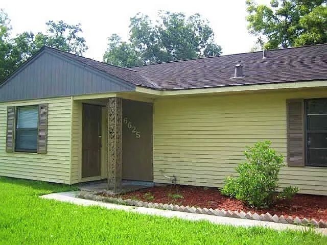 3 bed, 1.0 bath, 1372 sqft, $1,800 — Photo 3