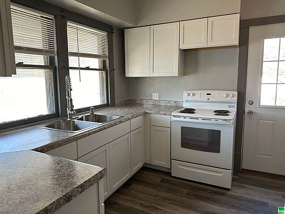 3rd image of 309 E 6th St