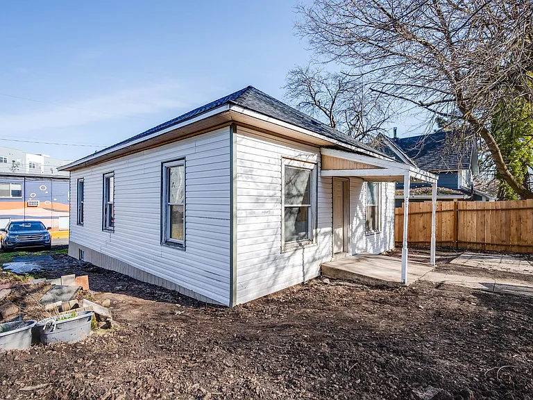 225 SE Spring St — Photo 2