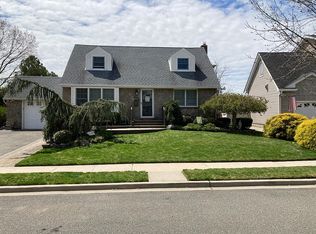 420 Coleridge St, Levittown, NY 11756