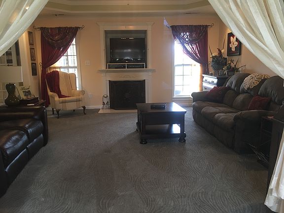 Living room w/gas fireplace