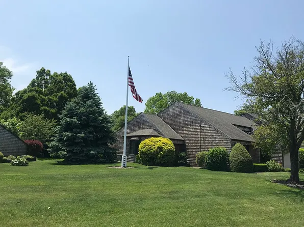 150 Baywoods Ln, Bay Shore, NY 11706