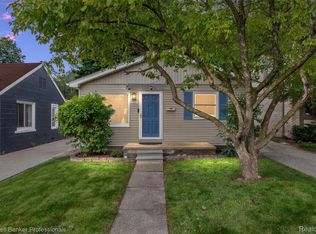 2050 Ridgemont Rd, Grosse Pointe Woods, MI 48236