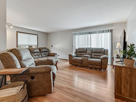 4th image of 2S763 Winchester Cir E #E4