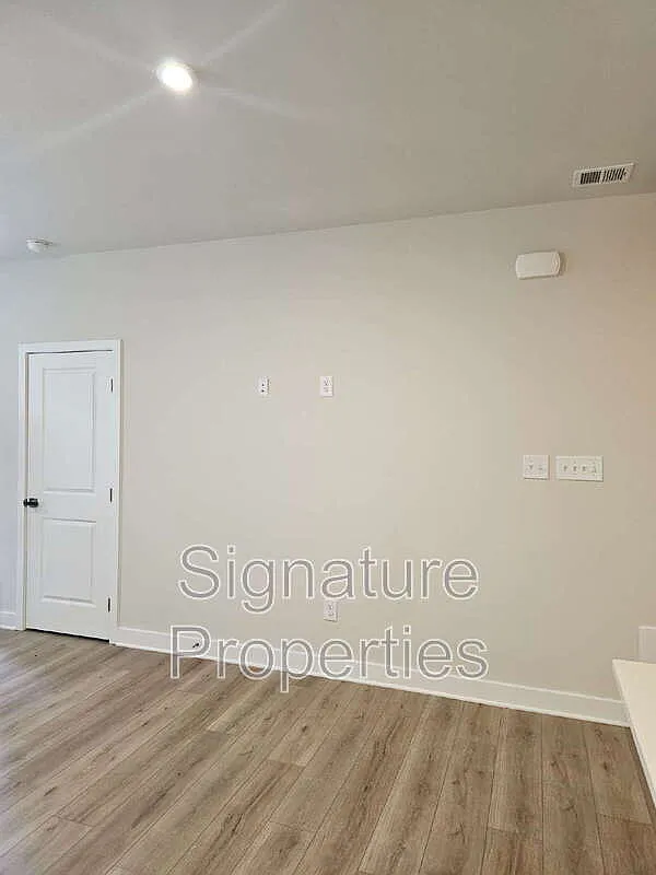 3 bed, 2.5 bath, 1606 sqft, $2,270 — Photo 2