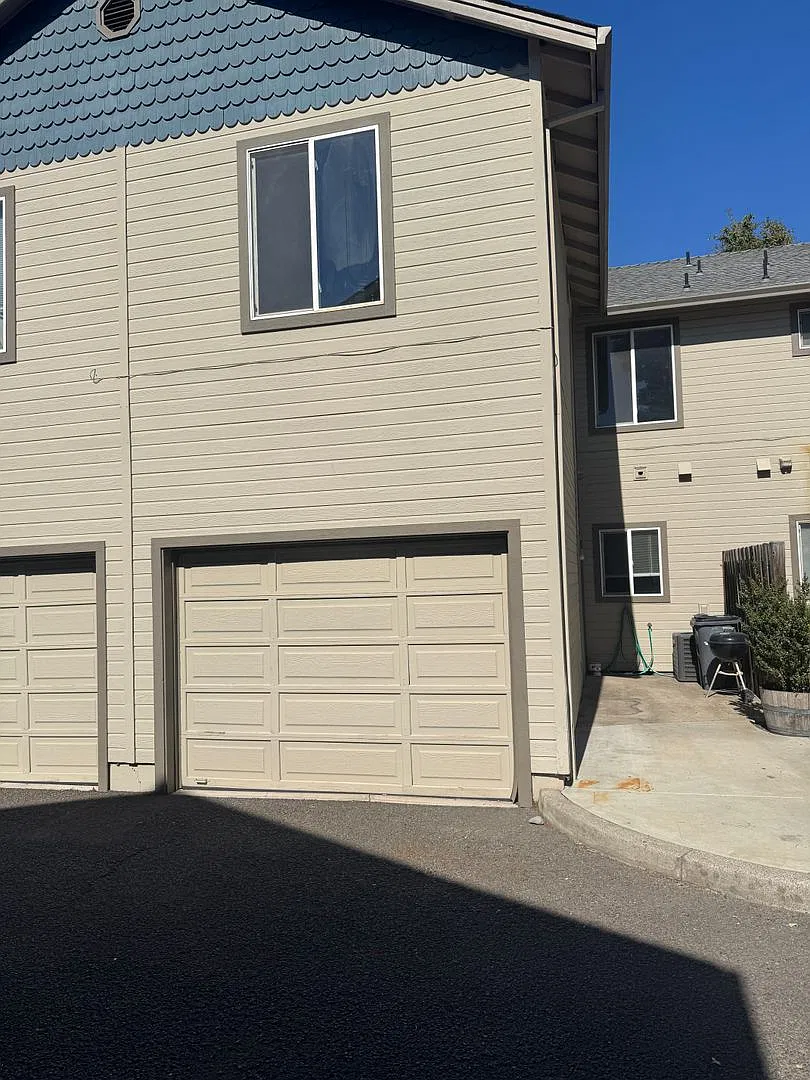 3 Bed 2.5 Bath Apartment — Photo 2