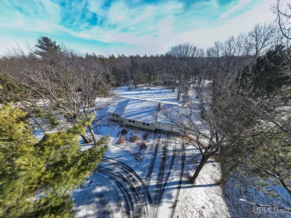 185 Oakridge Dr, Marquette, MI 49855