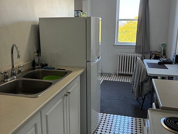 4th image of 600 Laurier Ave W #18