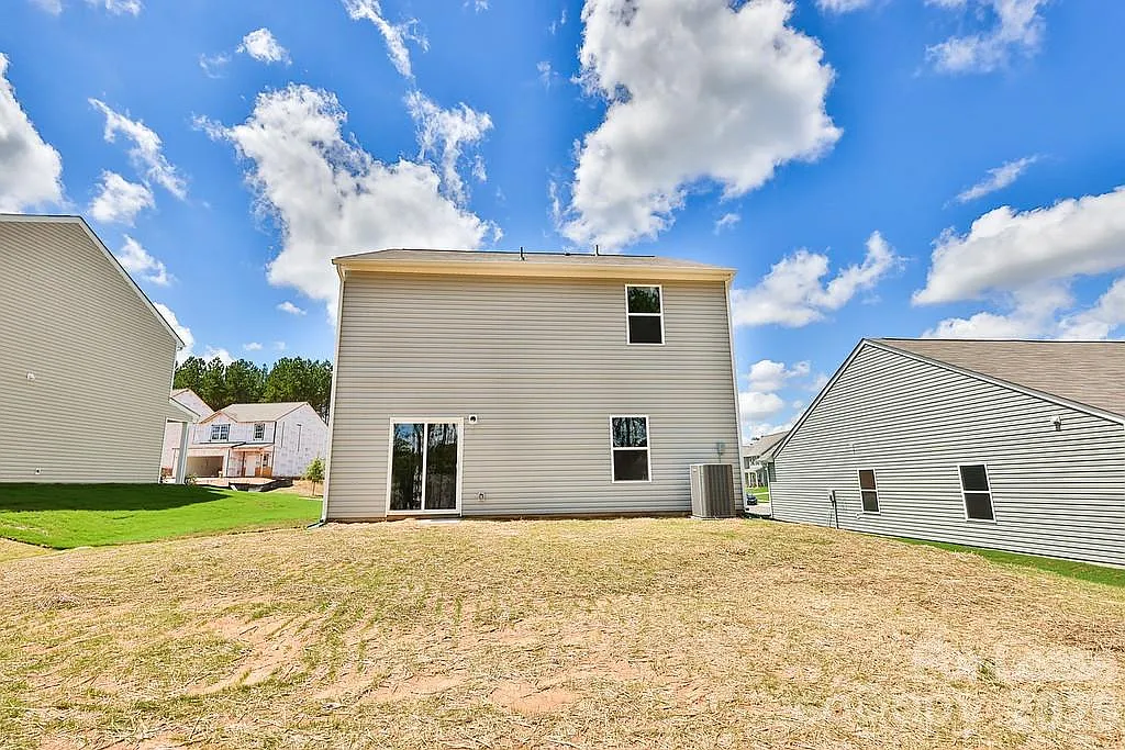 3 bed, 2.5 bath, 1856 sqft, $1,995 — Photo 3