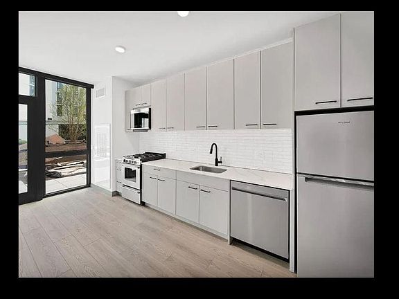 5th image of 2422 N Ashland Ave #1