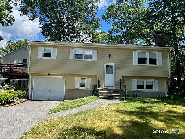93 Laurelwood Dr — Photo 2